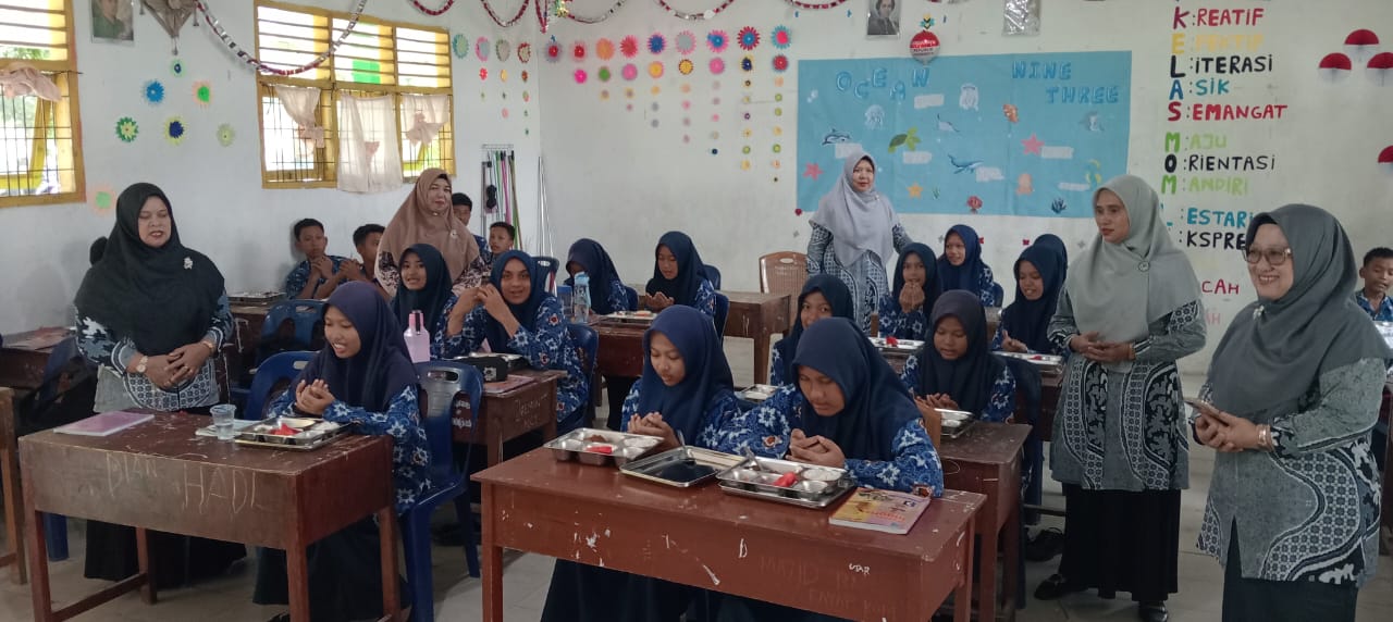 Perdana, Siswa MTsN 2 Simalungun Bersyukur dan Semangat Nikmati MBG